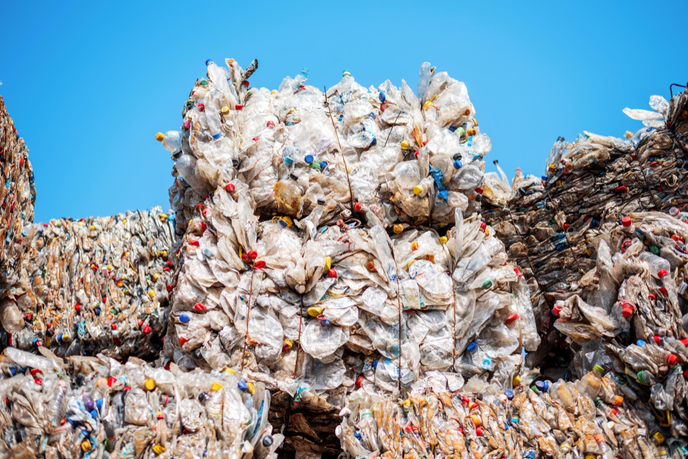 Balas de botellas de plástico prensadas en una planta de reciclaje